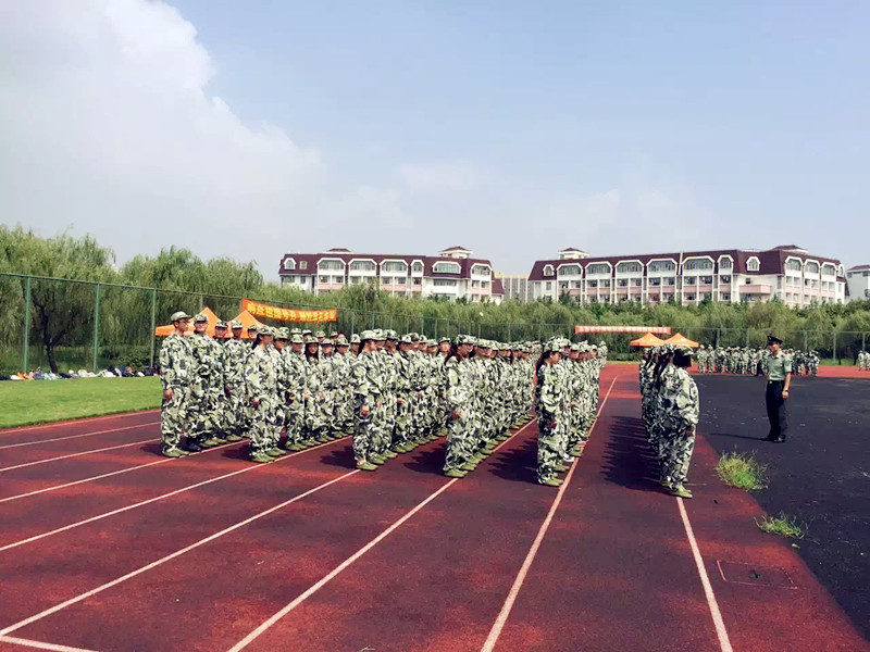 我们正在训练站军姿